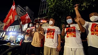 Aung San Suu Çii'nin liderliğindeki NLD Partisi taraftarları 