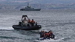 Mülteciler Ege Denizi'nde Frontex yetkilileri eşliğinde Yunanistan'a gidiyor