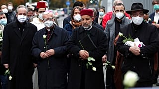 Református püspök, katolikus érsek, muzulmán imám és zsidó rabbi együtt tisztelegnek a bécsi terrortámadások áldozatai előtt 