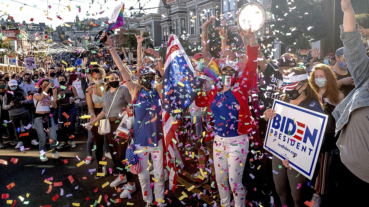 Foule en liesse célébrant la victoire de Joe Biden, le 7 novembre 2020 à San Francisco 