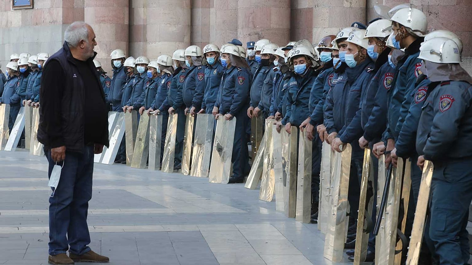Truppe schierate davanti al palazzo del governo di Yerevan, Armenia. Migliaia di armeni hanno protestato per l'accordo di interruzione delle ostilità 
