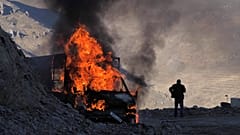 Горящий автомобиль на трассе из Нагорного Карабаха в Армению 8 ноября 2020