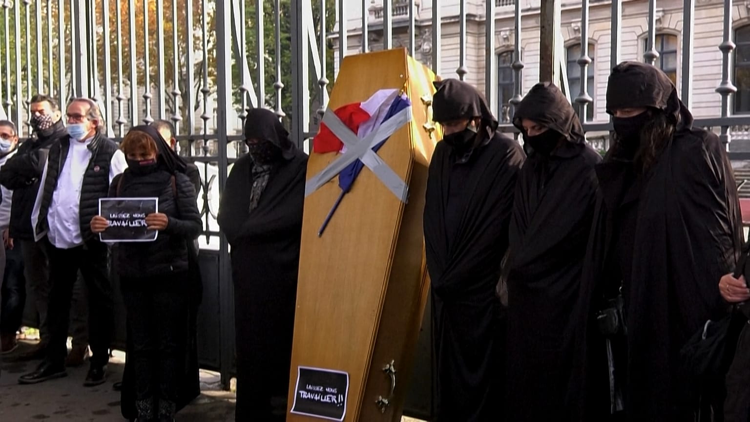  "Déjanos trabajar": Los comercios franceses protestan contra el cierre en Lyon.