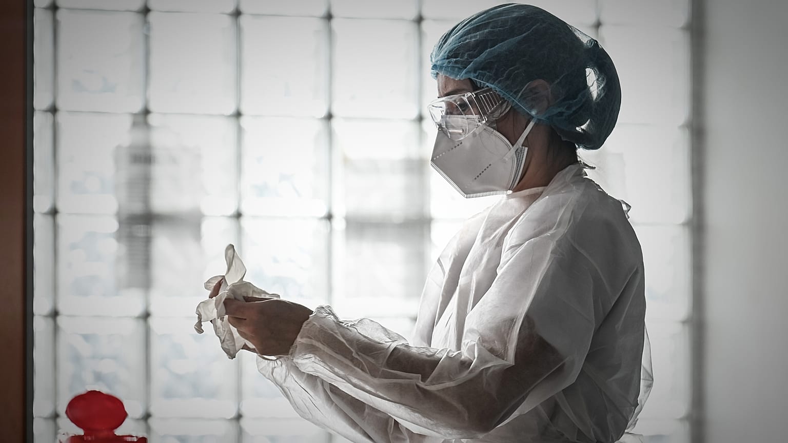 Une membre du personnel de l'équipe médicale de l'hôpital de Libourne à 45 km au nord-est de Bordeaux, le 6 novembre 2020  