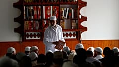 نماز جماعت در یکی از مساجد فرانسه