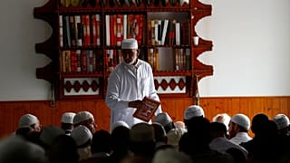 نماز جماعت در یکی از مساجد فرانسه