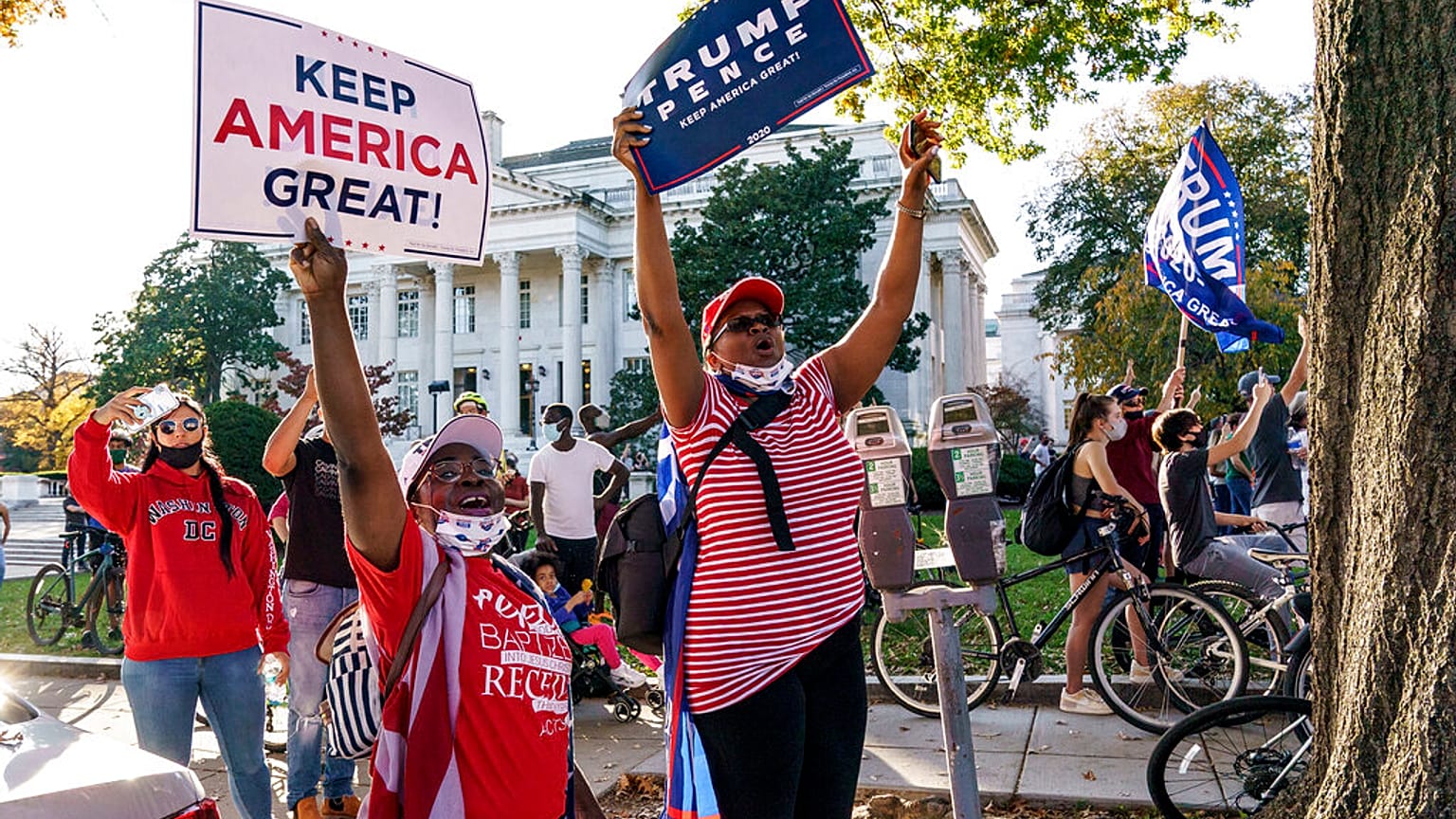Seguidores de Donald Trump en el exterior de la Casa Blanca
