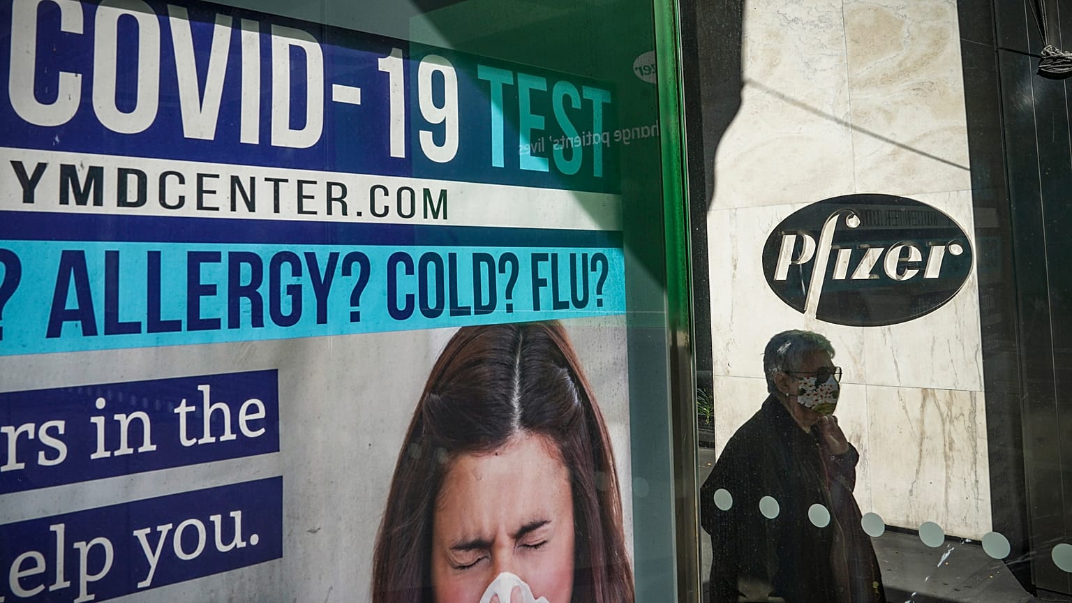 أمام المقر العالمي لشركة Pfizer في نيويورك 
