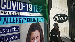 أمام المقر العالمي لشركة Pfizer في نيويورك
