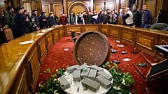 Des Arméniens en colère au siège du gouvernement à Erevan, 10 novembre 2020