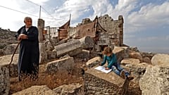 Saleh Jaour e una bambina, tra gli abitanti delle rovine di Baqirha