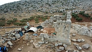 نازحون سوريون يسكنون موقعاً أثرياً