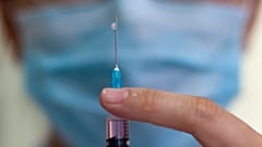 Krankenschwester bereitet eine Impfung vor
