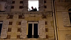 Γαλλία: Τραγούδησε τον εθνικό ύμνο των ΗΠΑ λόγω της νίκης Μπάιντεν