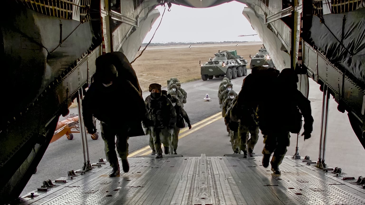 Soldats russes en partance pour le Haut Karabakh