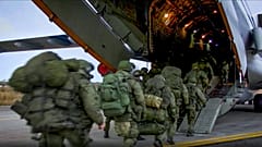 Russische Truppen bei der Verlegung nach Bergkarabach