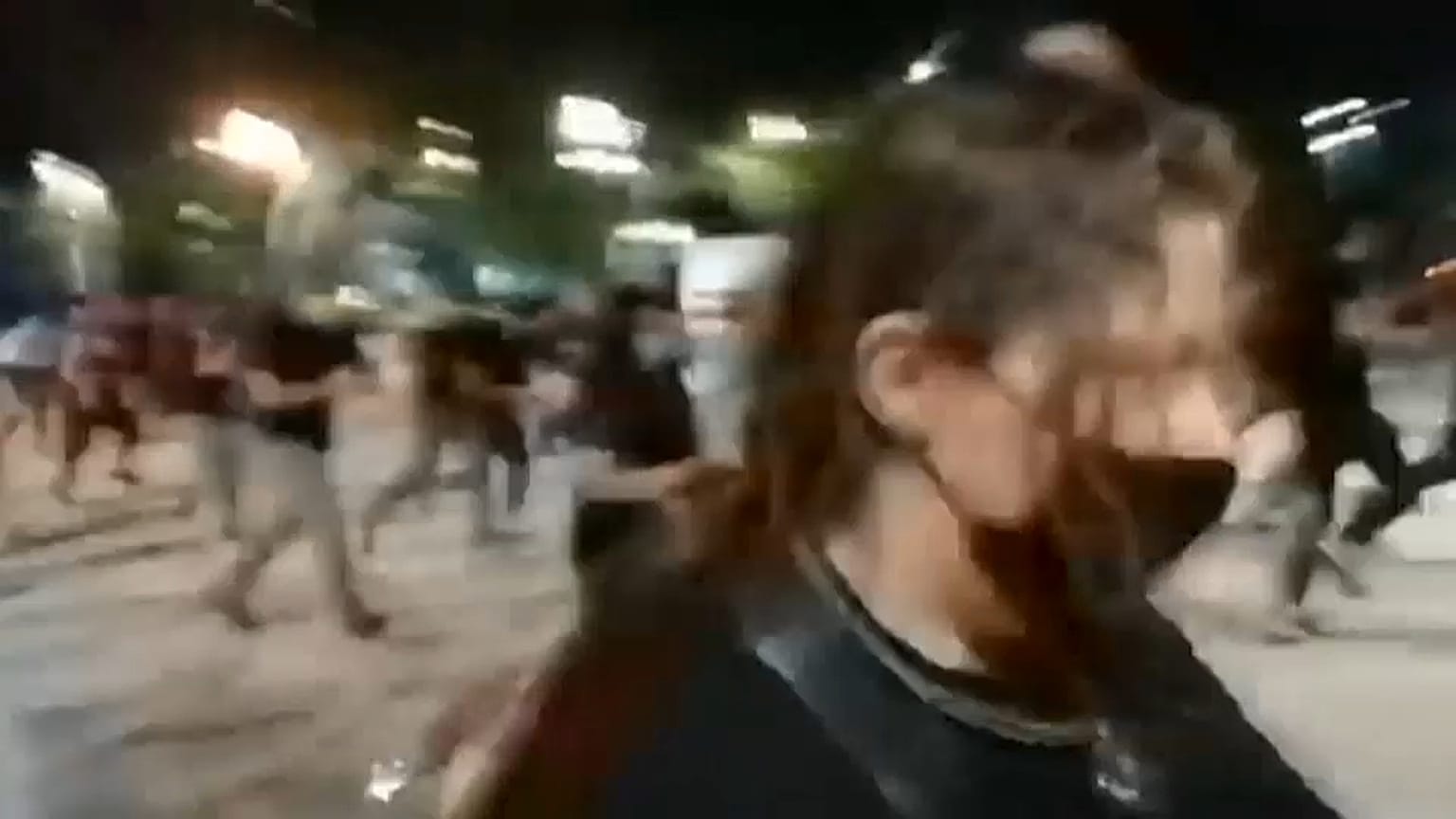 Imagen de la gente huyendo en Cancún, mientras la Policía dispara