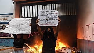 Duas participantes no protesto de segunda-feira à noite em Cancún