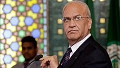 الراحل صائب عريقات خلال مؤتمر صحافي في القاهرة في 2014 