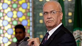 الراحل صائب عريقات خلال مؤتمر صحافي في القاهرة في 2014