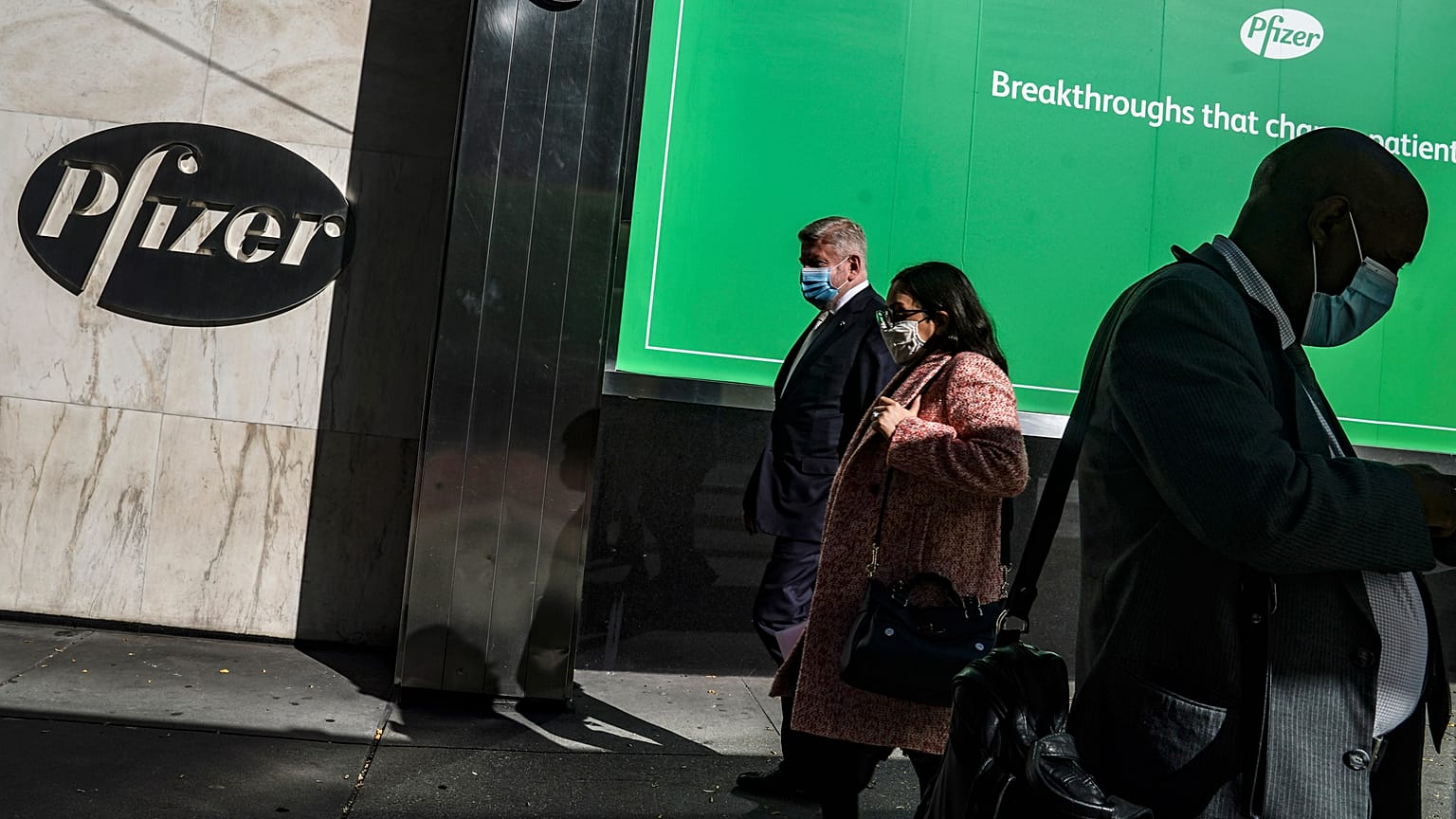 Peatones pasan por la sede mundial de Pfizer en Nueva York 