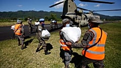 Reparto de ayuda de urgencia por parte del Ejército en el norte de Guatemala