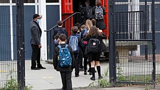 Diákok tartanak az iskolába Londonban 2020. szeptember 3-án
