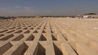 أجبر العمال على تحضير مراقد جديدة بسبب كوفيد-19