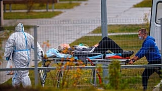 Бригада скорой помощи госпитализирует больного в Коммунарку.