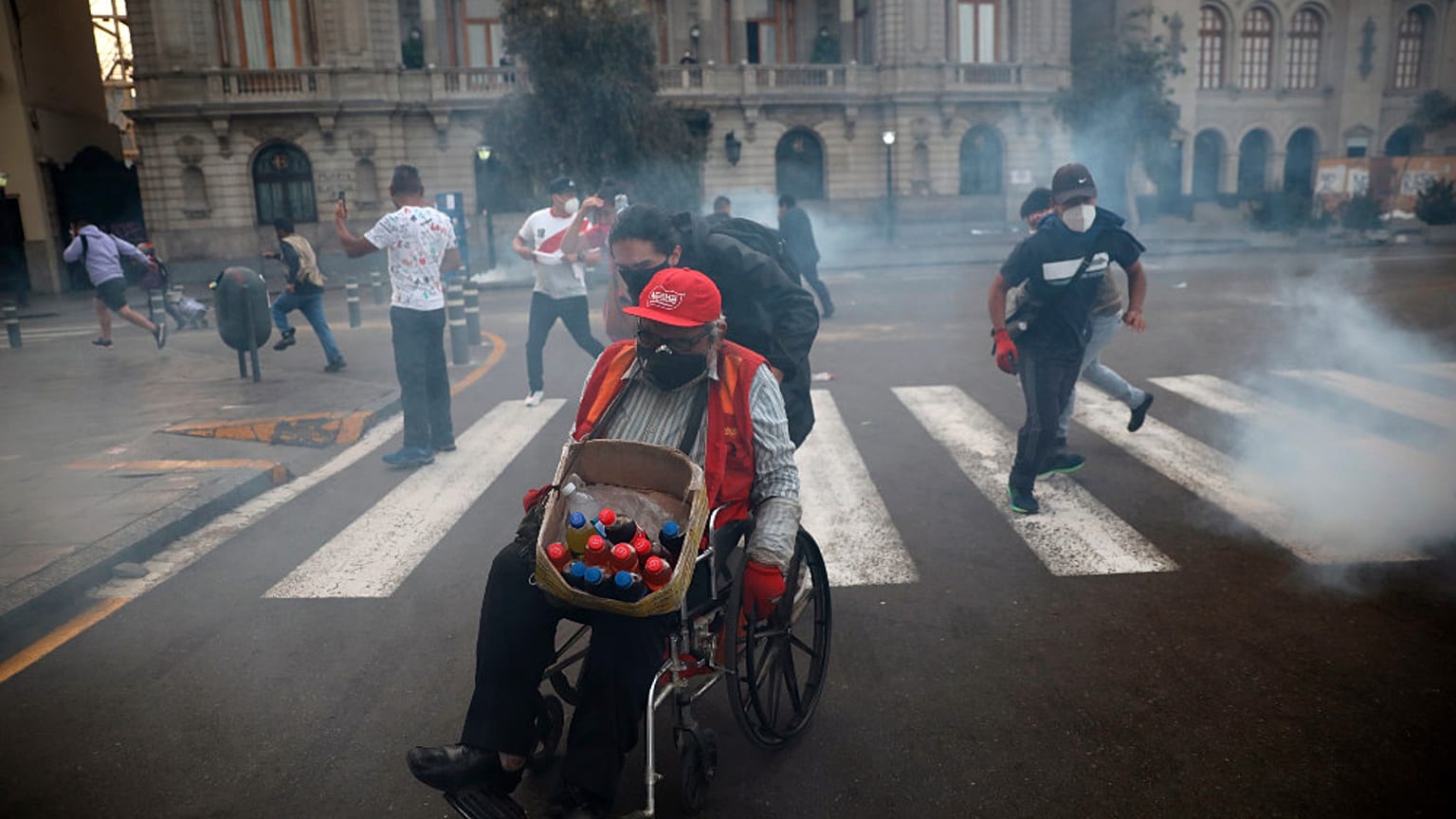 Peruanos protestam depois da tomada de posse do presidente Merino
