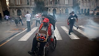 Peruanos protestam depois da tomada de posse do presidente Merino