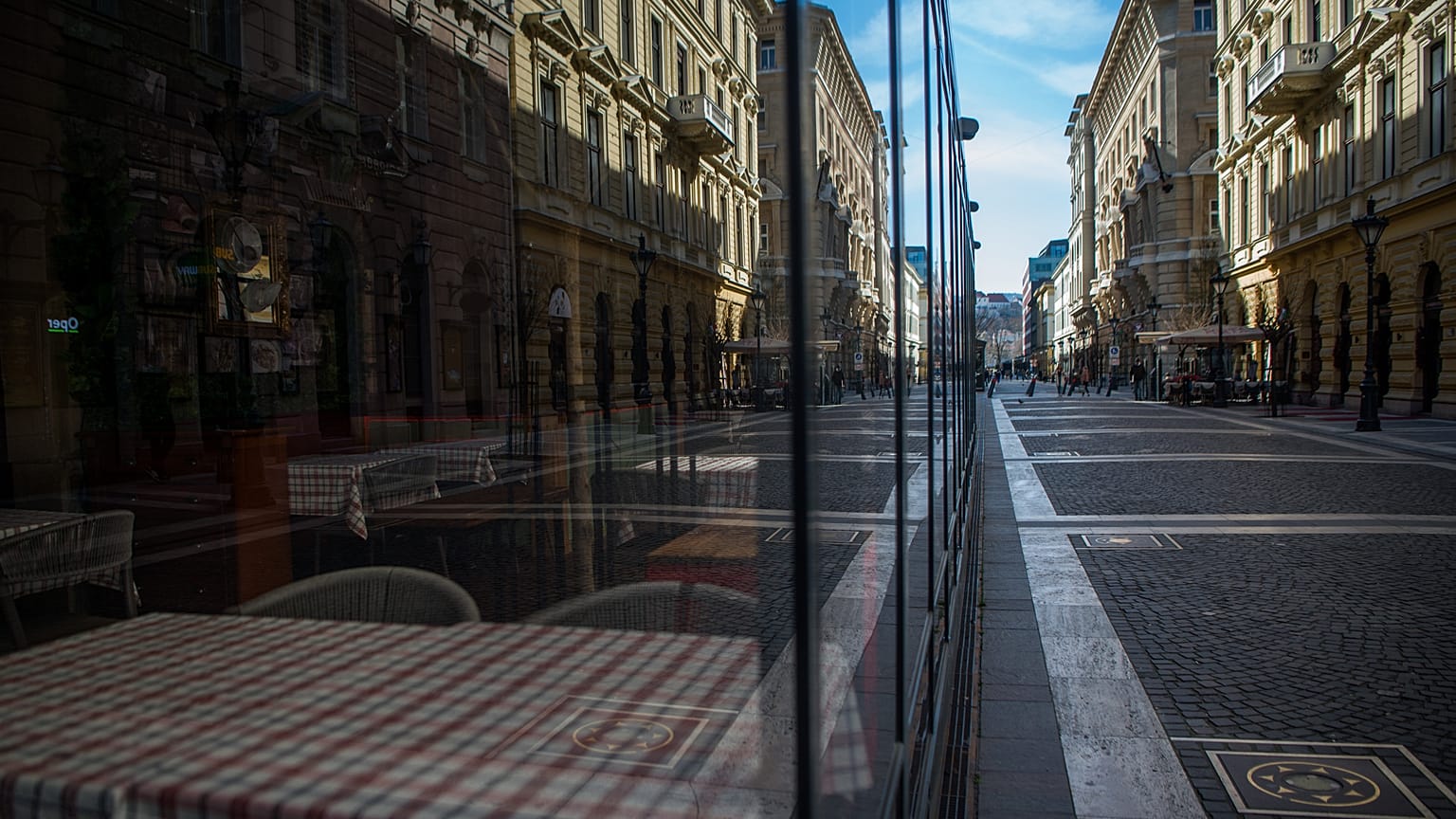 Üres étterem a Zrínyi utcában Budapesten