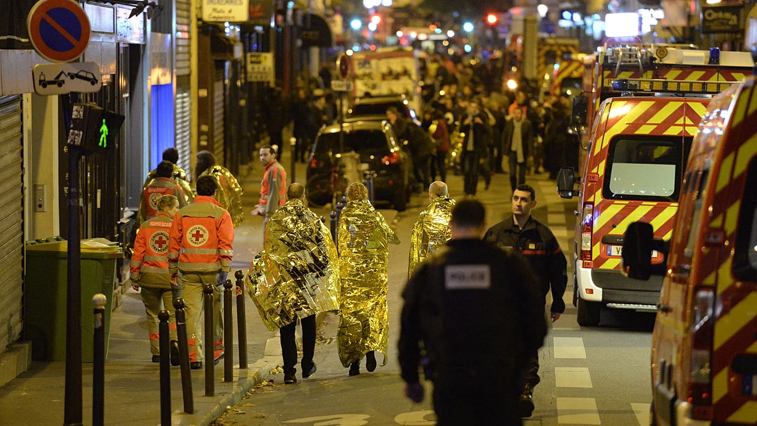 Des personnes évacuées rue Oberkampf, non loin du Bataclan, dans la nuit du 13 au 14 novembre