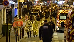 Des personnes évacuées rue Oberkampf, non loin du Bataclan,  dans la nuit du 13 au 14 novembre
