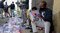 إثيوبيون يقرأون الصحف والمجلات التي تغطي وقائع المواجهات في البلاد ـ أديس أبابا. 2020/11/07