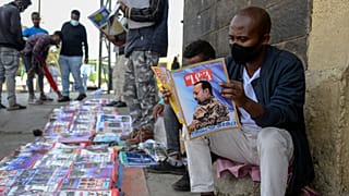 إثيوبيون يقرأون الصحف والمجلات التي تغطي وقائع المواجهات في البلاد ـ أديس أبابا. 2020/11/07