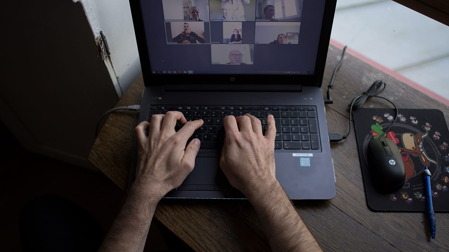 Un uomo in "télétravail" nei pressi di Nantes, Francia, nel maggio 2020
