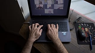 Un uomo in "télétravail" nei pressi di Nantes, Francia, nel maggio 2020