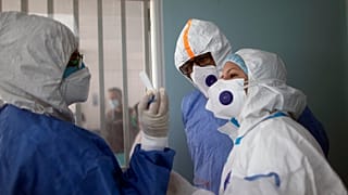Venezuela'da doktorlar Covid-19 hastasının test sonucunu tartışırken