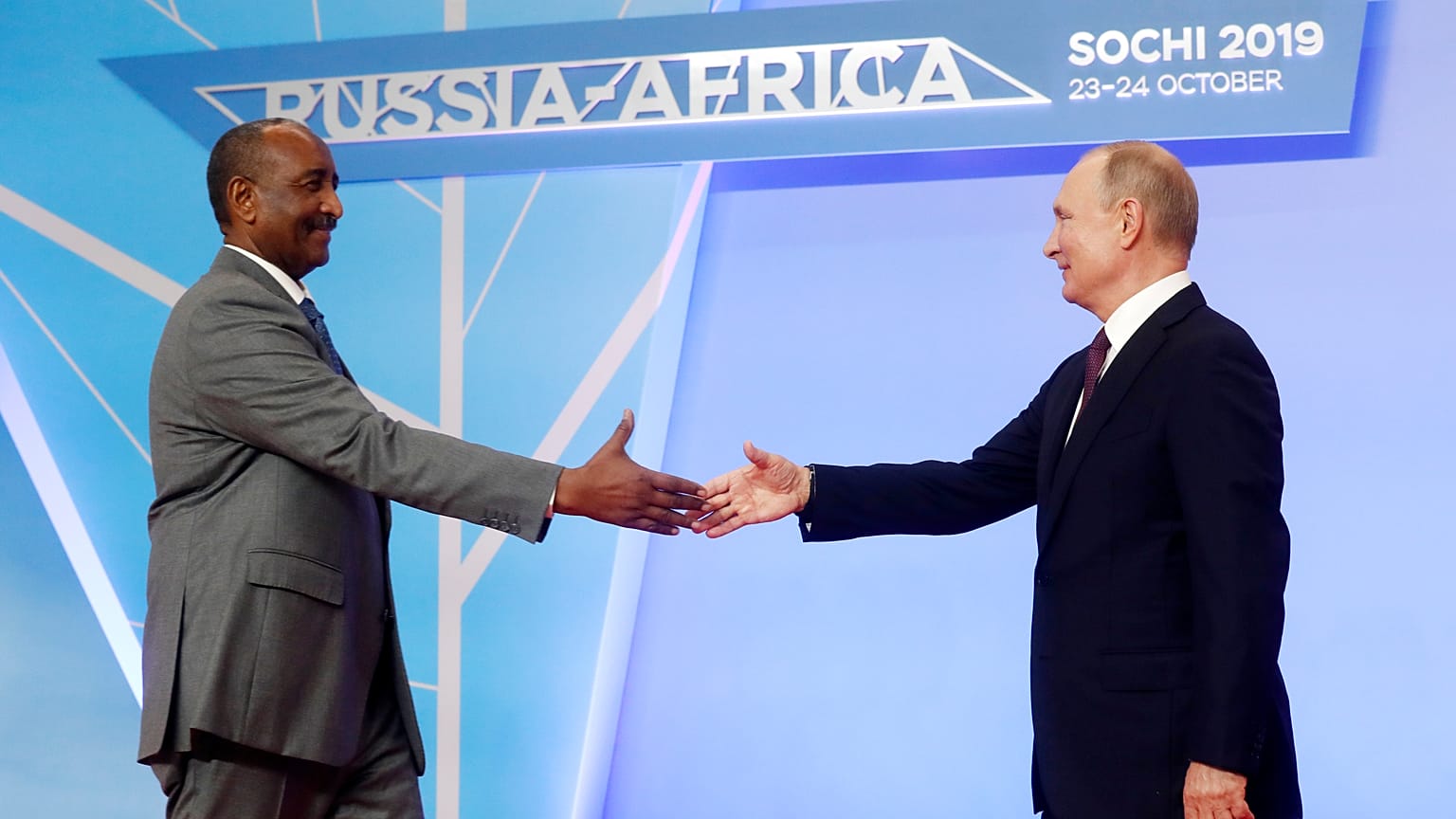 Abdel Fattah al-Burhan szudáni vezető és Valgyimir Putyin orosz elnök / Szocsi, 2019.