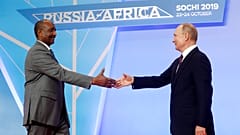 Abdel Fattah al-Burhan szudáni vezető és Valgyimir Putyin orosz elnök / Szocsi, 2019.