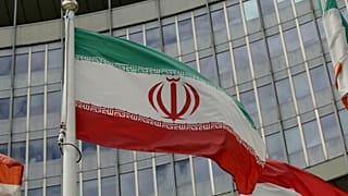 پرچم ایران مقابل مقر آژانس بین‌المللی انرژی اتمی
