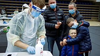 Familie beim Test in Dänemark