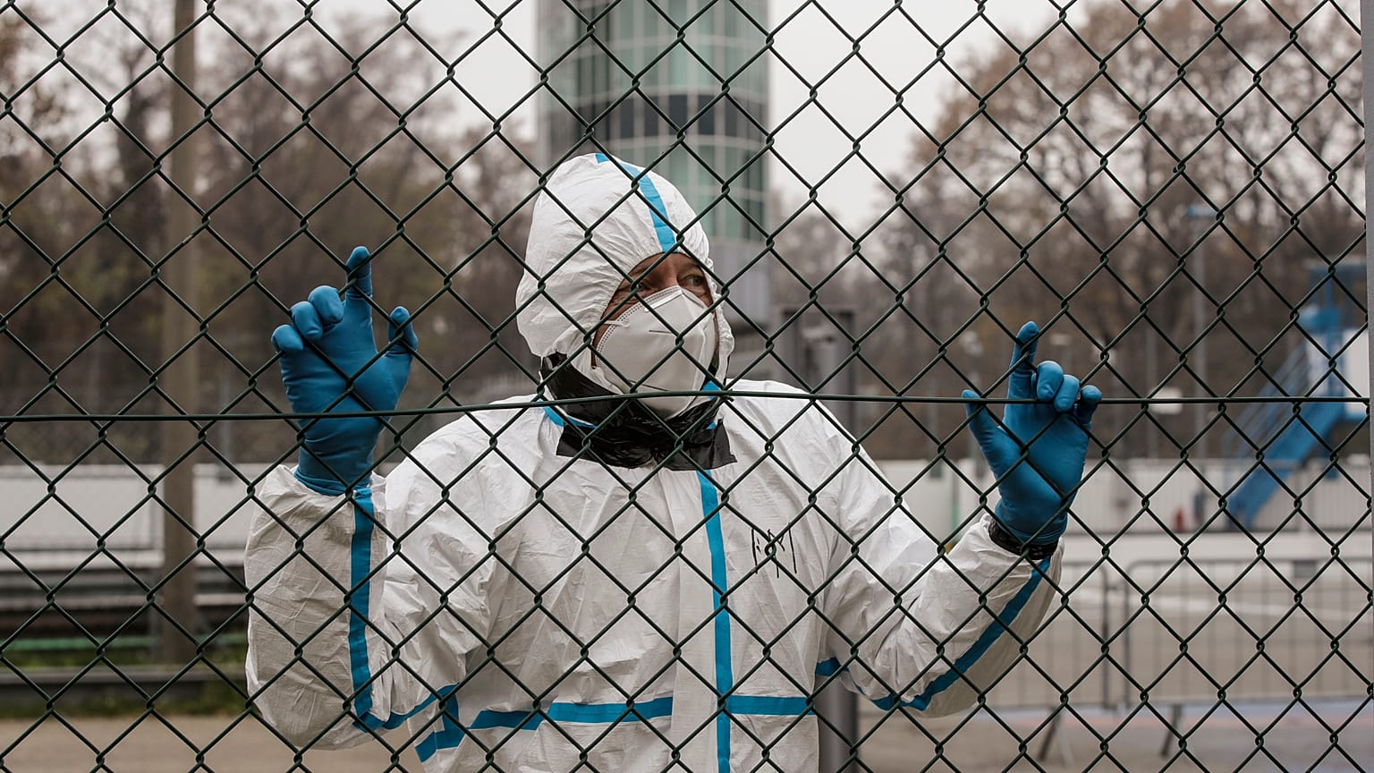 Un miembro del personal médico con traje de protección espera en un punto de control de triaje establecido para aliviar la presión sobre los hospitales, tras la oleada de COVID-19 en Italia.