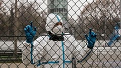 Un membre du personnel médical portant une combinaison de protection attend à un point de contrôle de triage destiné à alléger la pression sur les hôpitaux, à la suite de la recrudescence du COVID-19 en Italie.