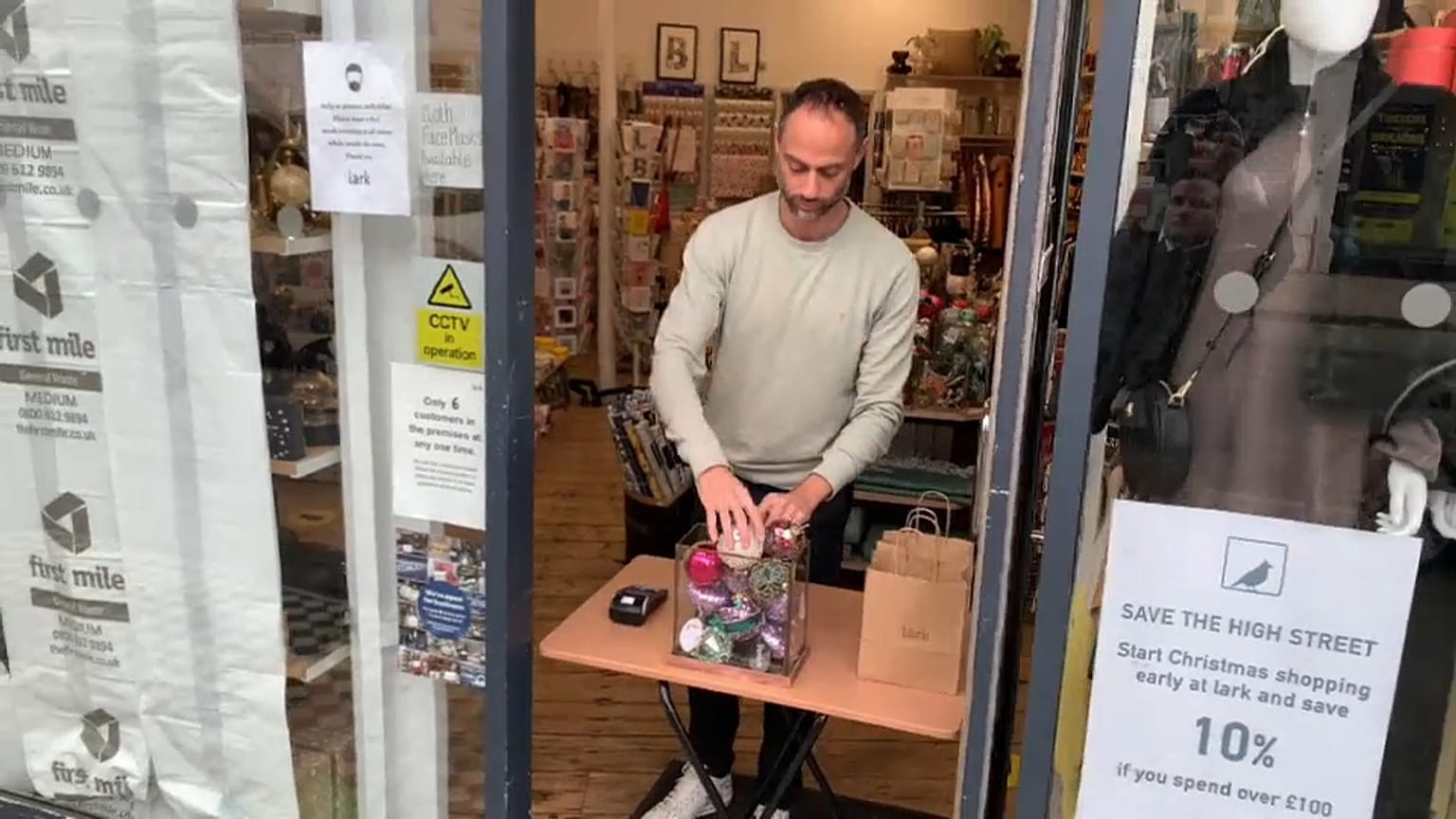 Dominic Aurora vende direttamente dalla porta del suo negozio. 