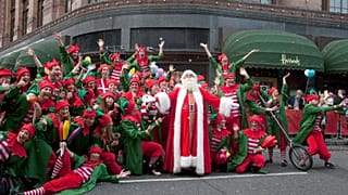 Рождество - райский сезон для знаменитого Harrods, и вопрос выживания для маленьких магазинчиков