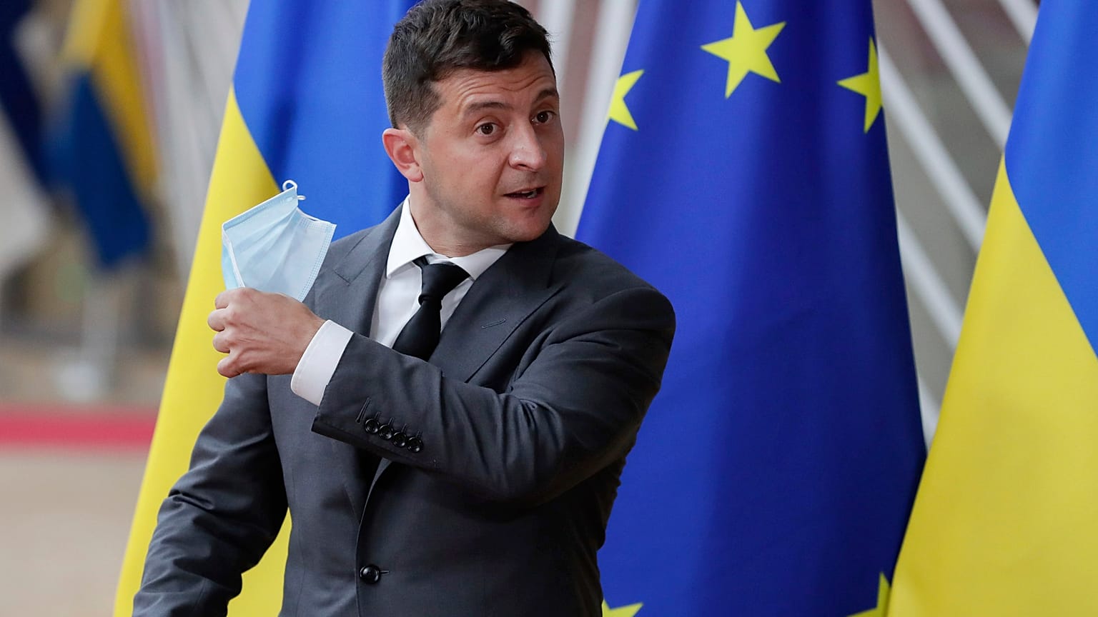 Президент Украины Владимир Зеленский снимает маску для фотографирования с главой Евросовета Шарлем Мишелем