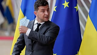 Президент Украины Владимир Зеленский снимает маску для фотографирования с главой Евросовета Шарлем Мишелем