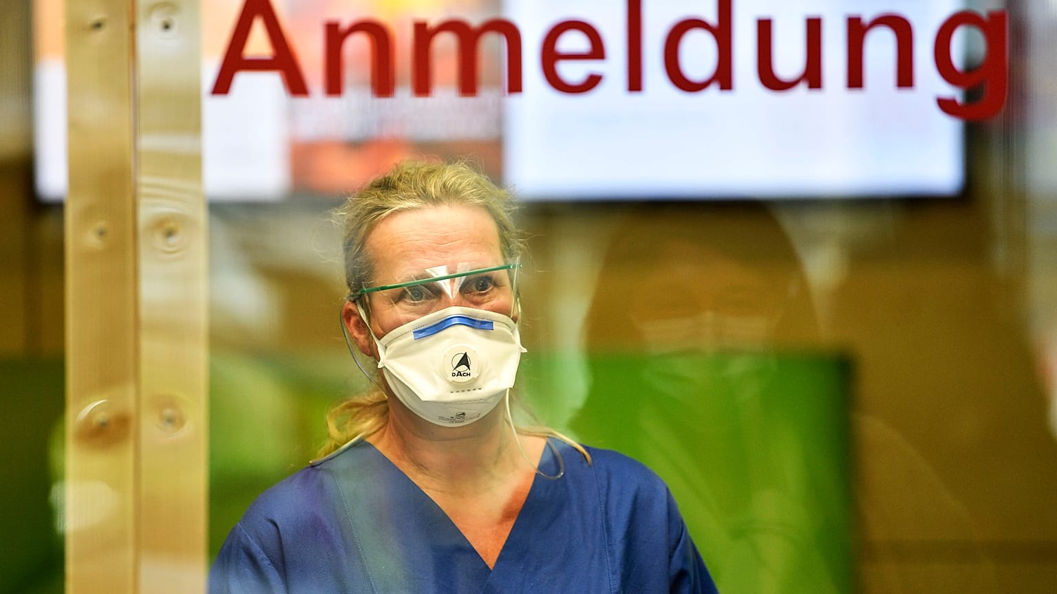 Eine Pflegekraft mit Gesichtsmaske an der Uniklinik Essen, 26.03.2020